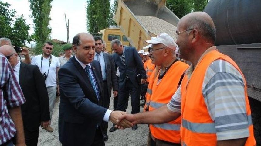 Vali &Ccedil;omaktekin&rsquo;den K&ouml;y Yollarındaki &Ccedil;alışmalara İnceleme