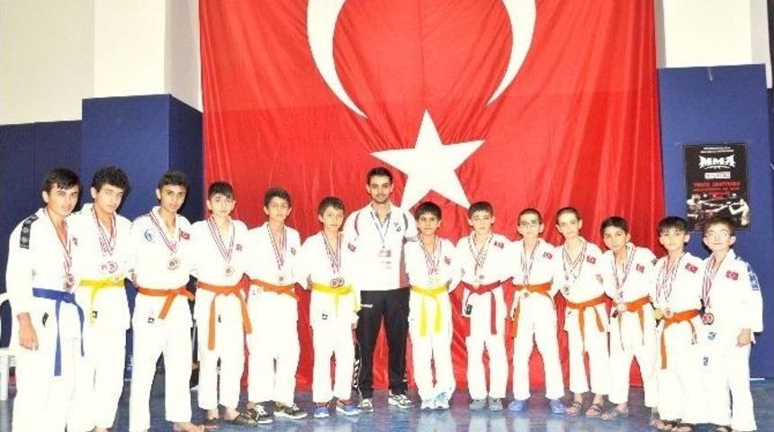 Madalyalara Ambargo Koydular