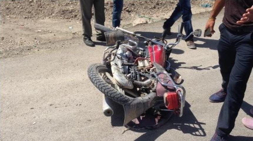 Otomobille Motosiklet &Ccedil;arpıştı: 2 Yaralı