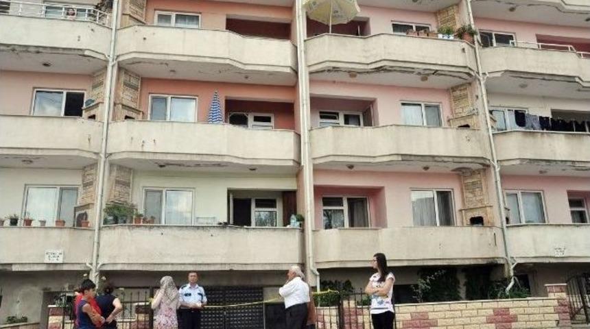 Balkondan D&uuml;şen Yaşlı Kadın &Ouml;ld&uuml;