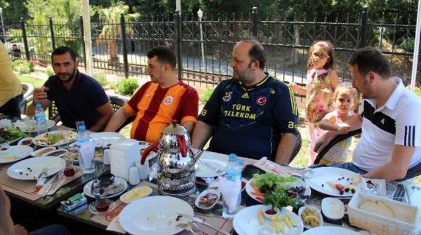 Eski Milli Futbolcu &Uuml;mit Karan Taraftar Dernekleriyle Buluştu