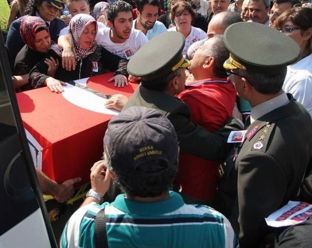 Bursa, Şehidini 300 Ara&ccedil;lık Konvoy Ve T&uuml;rk Bayraklarıyla Karşıladı