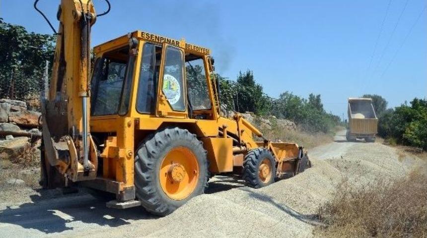 Erdemli Belediyesi Yol &Ccedil;alışmalarına Esenpınar&rsquo;da Devam Ediyor