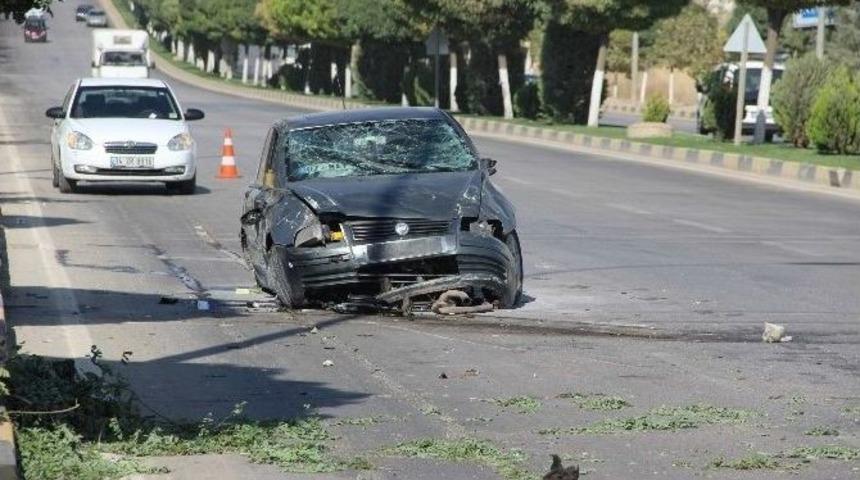 Ağa&ccedil;ları Deviren Otomobil Karşı Şeride U&ccedil;tu