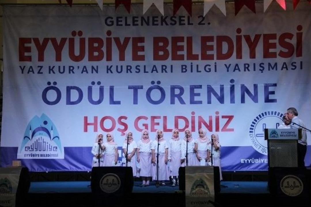 Aşırı Sıcaklara Rağmen Salonu Dolduran 13 Bin 100 &Ouml;ğrenciye &Ouml;d&uuml;l Yağdı