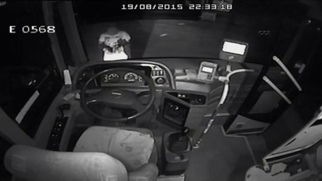 Belediye Otob&uuml;s&uuml;ne Molotoflu Saldırı G&uuml;venlik Kamerasında