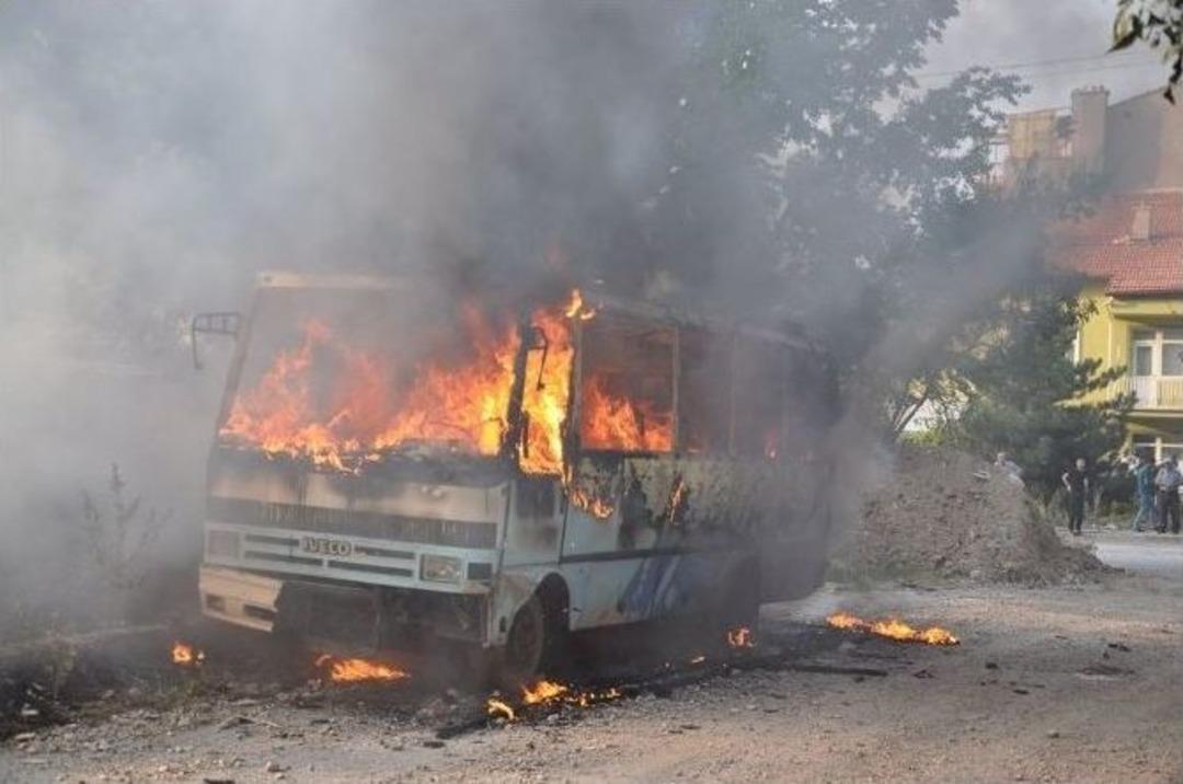 Park Halindeki Midib&uuml;s Alev Alev Yandı