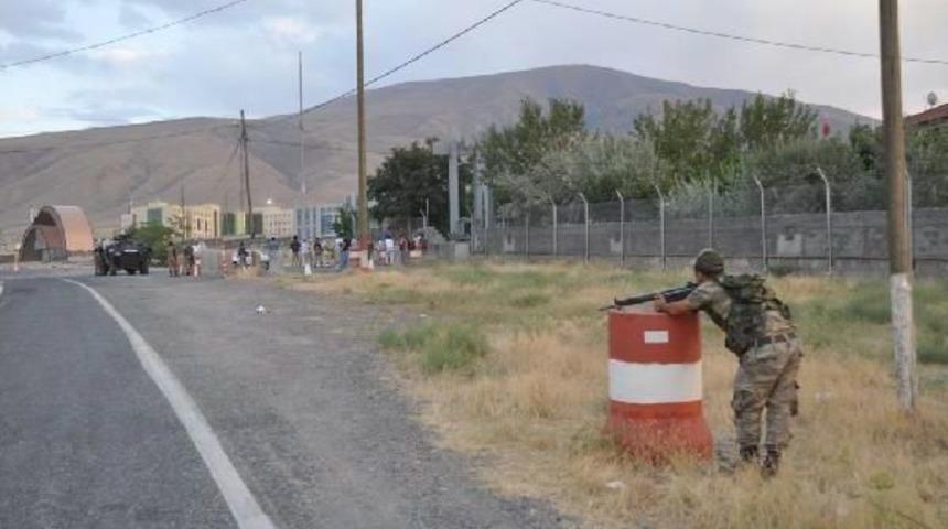 Karayolunu Kesen Pkk'lıları Etkisiz Hale Getirmek I&ccedil;in Hava Destekli Operasyon Başlatıldı (2)