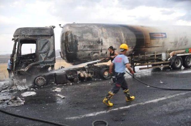 Karayolunu Kesen Pkk'lıları Etkisiz Hale Getirmek Için Hava Destekli Operasyon Başlatıldı (2)