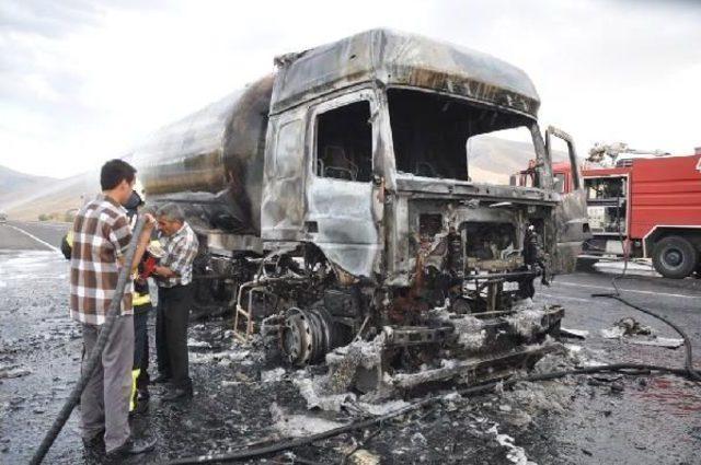 Karayolunu Kesen Pkk'lıları Etkisiz Hale Getirmek Için Hava Destekli Operasyon Başlatıldı (2)