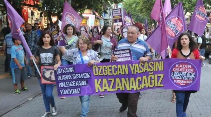 Eskişehir'de Kadınlar '&ouml;zgecan Yasası' I&ccedil;in Y&uuml;r&uuml;d&uuml;