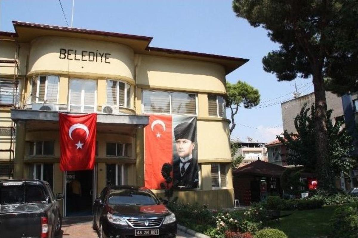 Ter&ouml;r&uuml; Lanetleyen Alaşehir&rsquo;de Her Yer Bayraklarla Donatılıyor