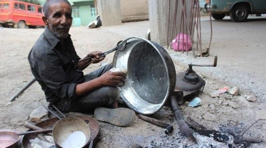 Bir Zamanlar Randevu İle &Ccedil;alışırdı, Şimdi K&ouml;y K&ouml;y Dolaşıp İş Arıyor