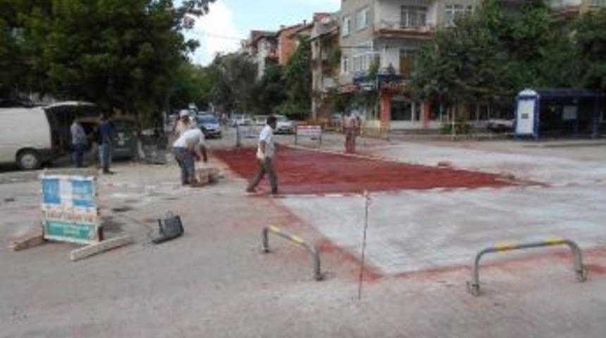 İzmit Belediyesi Kadık&ouml;y Mahallesine Baskı Beton &Ccedil;alışması Yapıyor