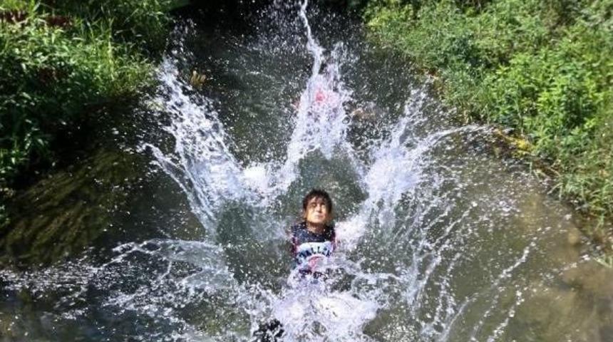 Sulama Kanalında Serinliyorlar