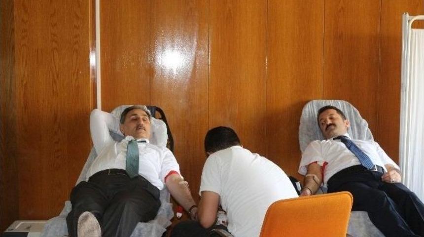 Sağlık M&uuml;d&uuml;rleri Ve &Ccedil;alışanlardan Kızılay&rsquo;a Kan Bağışı