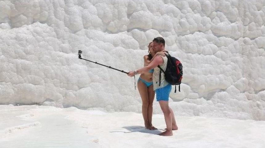 Pamukkale&rsquo;ye Turist Akını Devam Ediyor