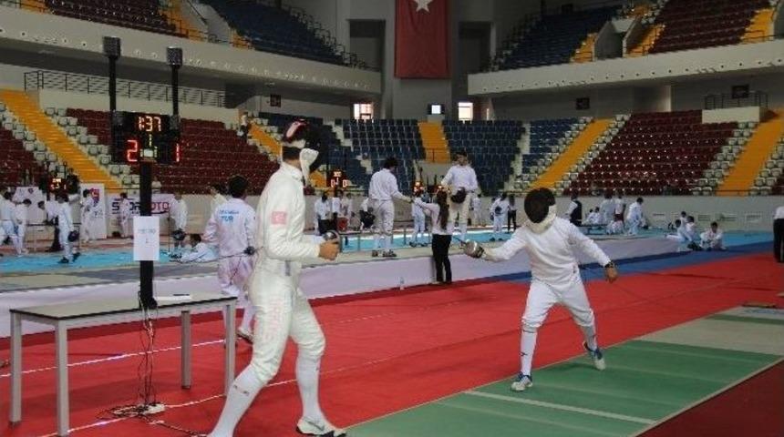 Eskrim Yıldızlar A T&uuml;rkiye Şampiyonası Mersin&rsquo;de Başladı