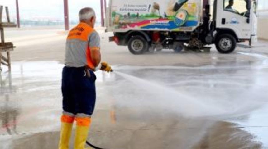 Gölbaşı’nda Pazar Yerleri Köpüklü Suyla Yıkandı