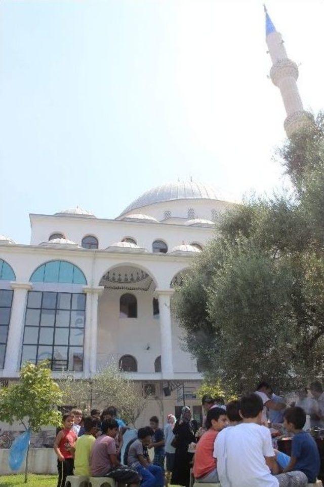 Yavuz Selim Camii’nde Kur’an Okumayı Öğrenen 400 Minik Köfteli Kutlama Yaptı