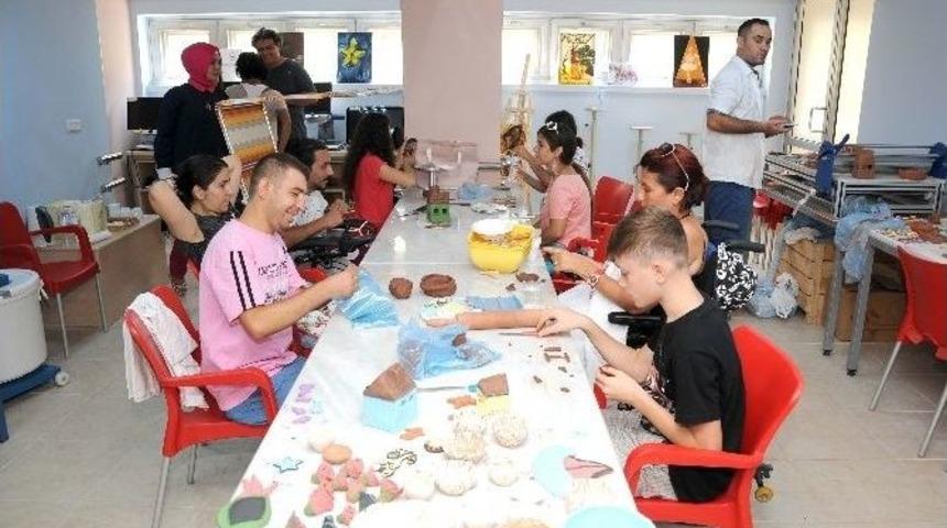 Engelsiz K&uuml;lt&uuml;r Sanat Merkezi&rsquo;nde Plastik Sanatlar Kursu Devam Ediyor