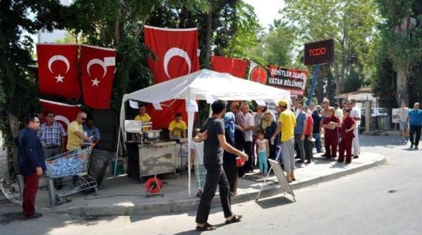 G&uuml;mr&uuml;k&ccedil;&uuml;lerden Şehitler I&ccedil;in 3 Bin Kişilik Lokma