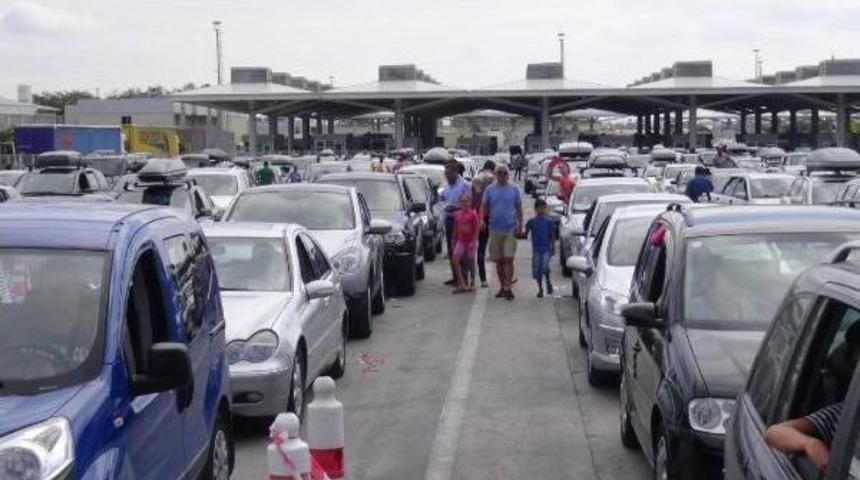 Kapıkule&rsquo;De Kuyruk G&uuml;mr&uuml;ğ&uuml;n Dışına Taştı