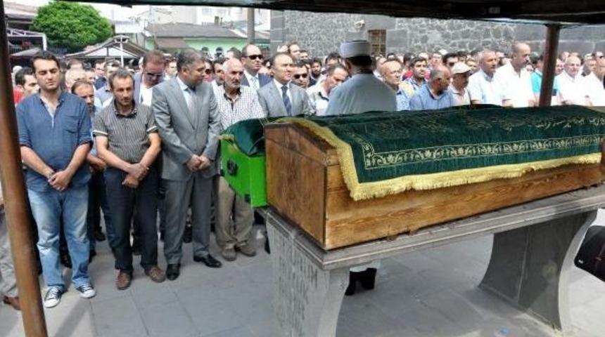 Trabzon'da Intihar Eden Polis, Erzurum'da Toprağa Verildi