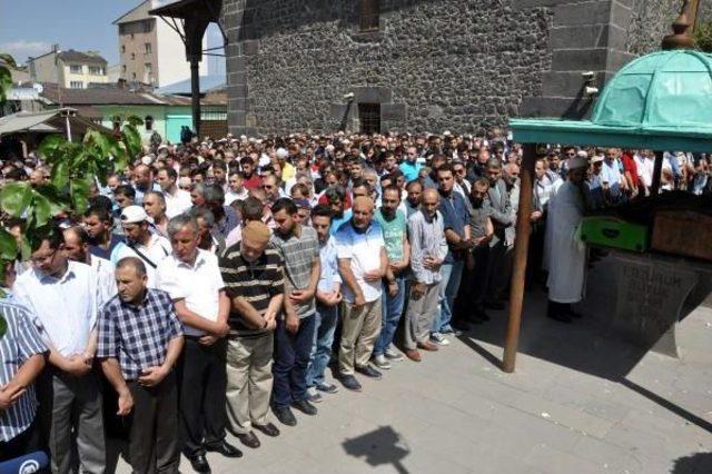 Trabzon da Intihar Eden Polis, Erzurum da Toprağa Verildi 1