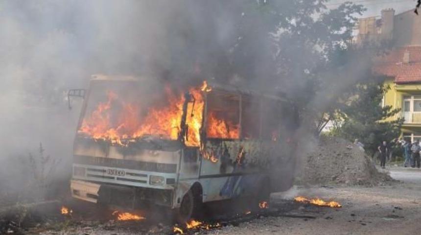 Park Halindeki Midib&uuml;s Alev Alev Yandı