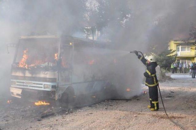 Park Halindeki Midibüs Alev Alev Yandı 1