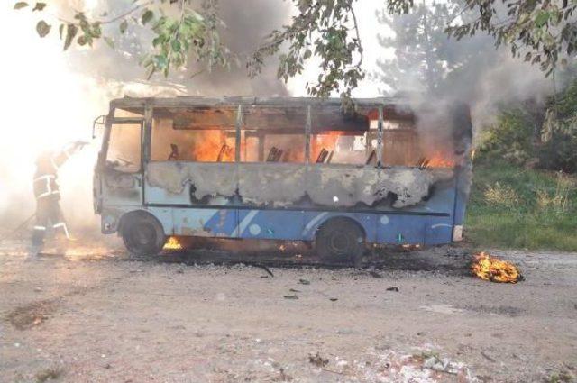 Park Halindeki Midibüs Alev Alev Yandı 3