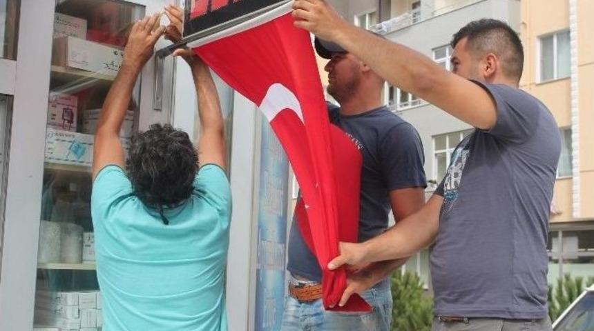Tekirdağ’da Esnaflardan Teröre Bayraklı Tepki