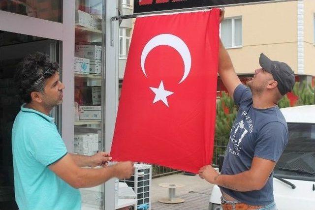 Tekirdağ’da Esnaflardan Teröre Bayraklı Tepki