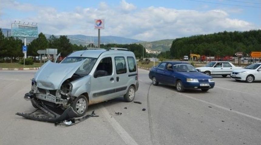 Niksar&rsquo;da Trafik Kazası: 3 Yaralı