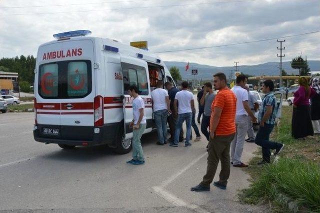 Niksar&rsquo;da Trafik Kazası: 3 Yaralı 1