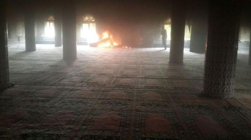 Camide Cuma Namazı Öncesi Yangın Paniği