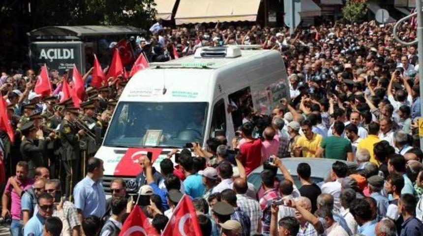 Şehit Er &Ouml;mer Er&uuml;st&uuml;n, Afşin'de G&ouml;zyaşlarıyla Toprağa Verildi