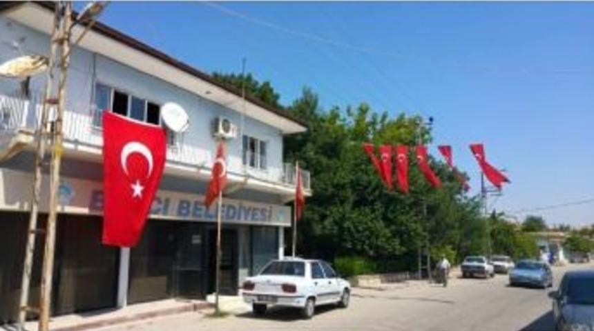 Ter&ouml;re Tepki İ&ccedil;in K&ouml;y&uuml; T&uuml;rk Bayrağı İle Donattılar