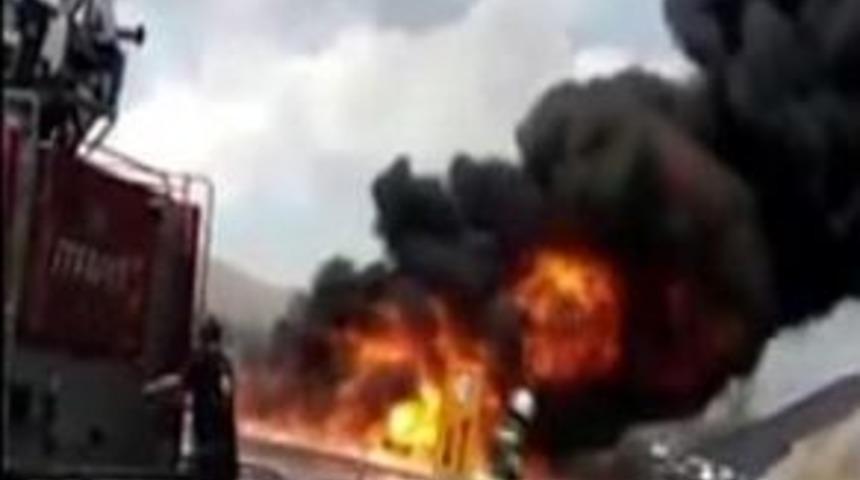 Tır'ın Dorsesindeki 25 Ton Madeni Yağ Alev Alev Yandı