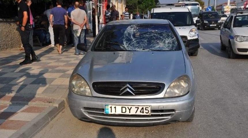Boz&uuml;y&uuml;k&rsquo;te Otomobil Yayaya &Ccedil;arptı, 1 Yaralı