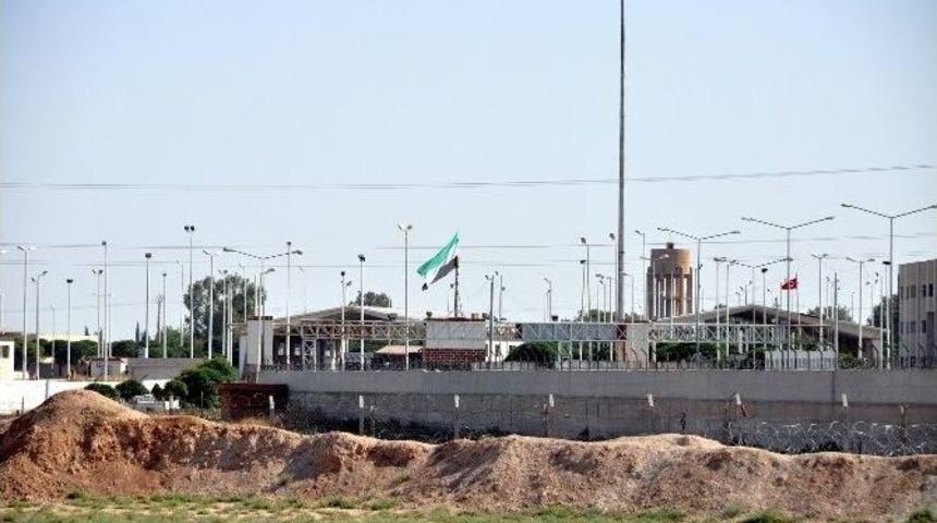 Telabyad Sınır Kapısına &Ouml;so&rsquo;nun Bayrağı Asıldı