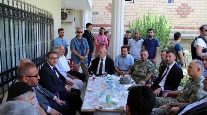 Bakan Şimşek, Silopi&rsquo;De Şehit Askerin Taziyesine Katıldı