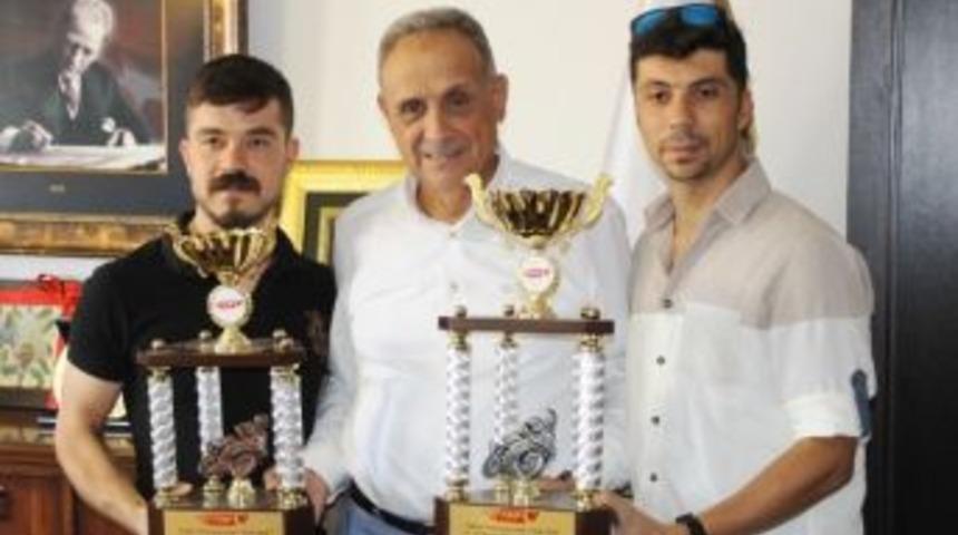 İki Kardeş Tek Motosikletle Yunanistan&rsquo;dan &Ccedil;ifte Kupayla D&ouml;nd&uuml;