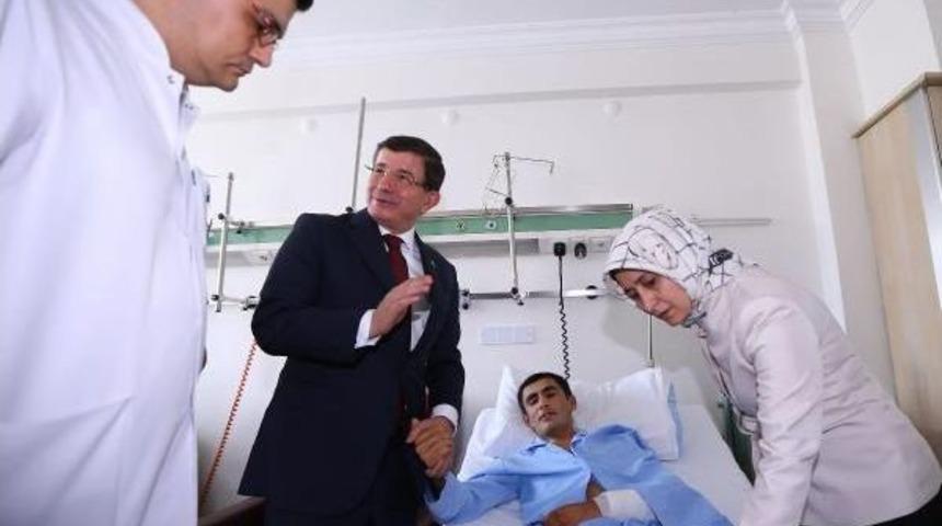 Davutoğlu, Ter&ouml;r Saldırılarında Yaralanan Gazileri Ziyaret Etti