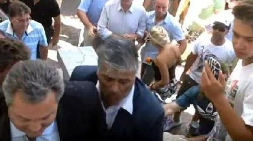 Yunan Savunma Bakanı, İstank&ouml;y'de Protesto Edildi