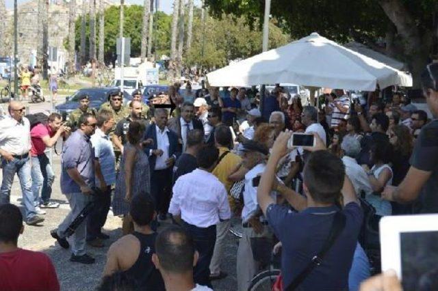 Yunan Savunma Bakanı, İstanköy'de Protesto Edildi