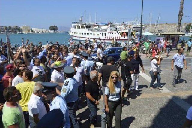 Yunan Savunma Bakanı, İstanköy'de Protesto Edildi