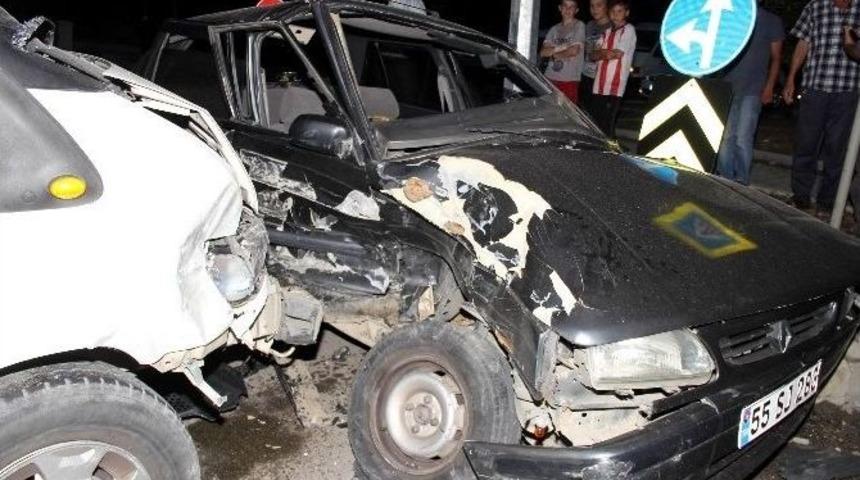 Kamyonet İle Otomobil &Ccedil;arpıştı: 2 Yaralı