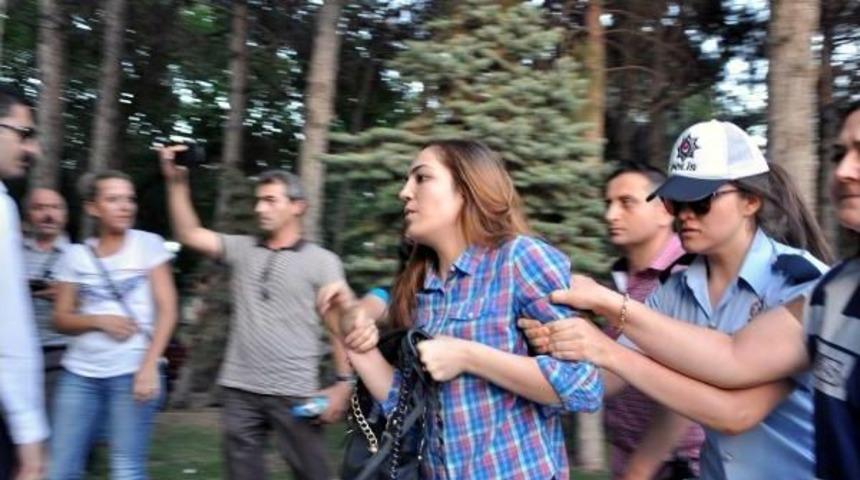 Elazığ'da Oturma Eylemi Ve Basın A&ccedil;ıklaması Yapan 16 Hdp'liye G&ouml;zaltı